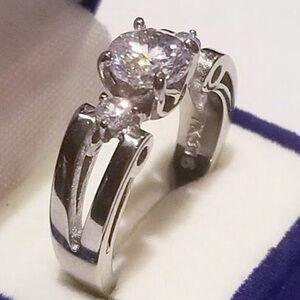 💍 Elegant Triple Stone TK316 Stainless Steel Ring – Size 10